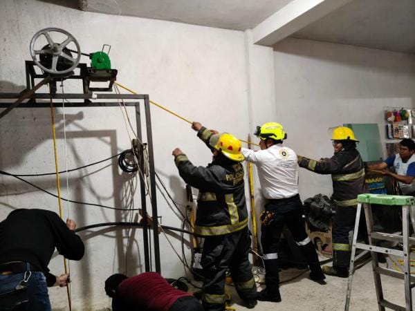 Con éxito se realiza rescate de dos personas en pozo