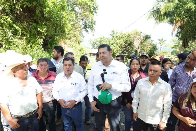 Gobierno del Estado despliega maquinaria y apoyos sociales para atender emergencia en Sierra Negra 