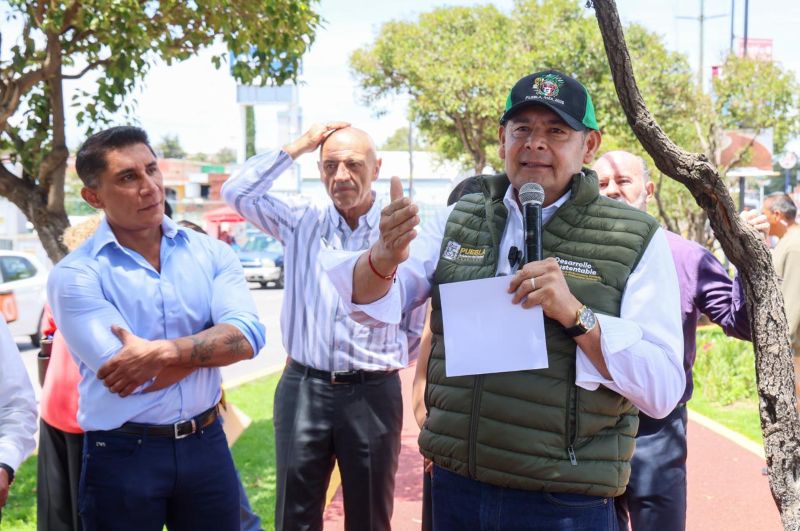 Con maquinaria propia y respaldo federal, Gobierno Estatal transforma vialidades en Puebla