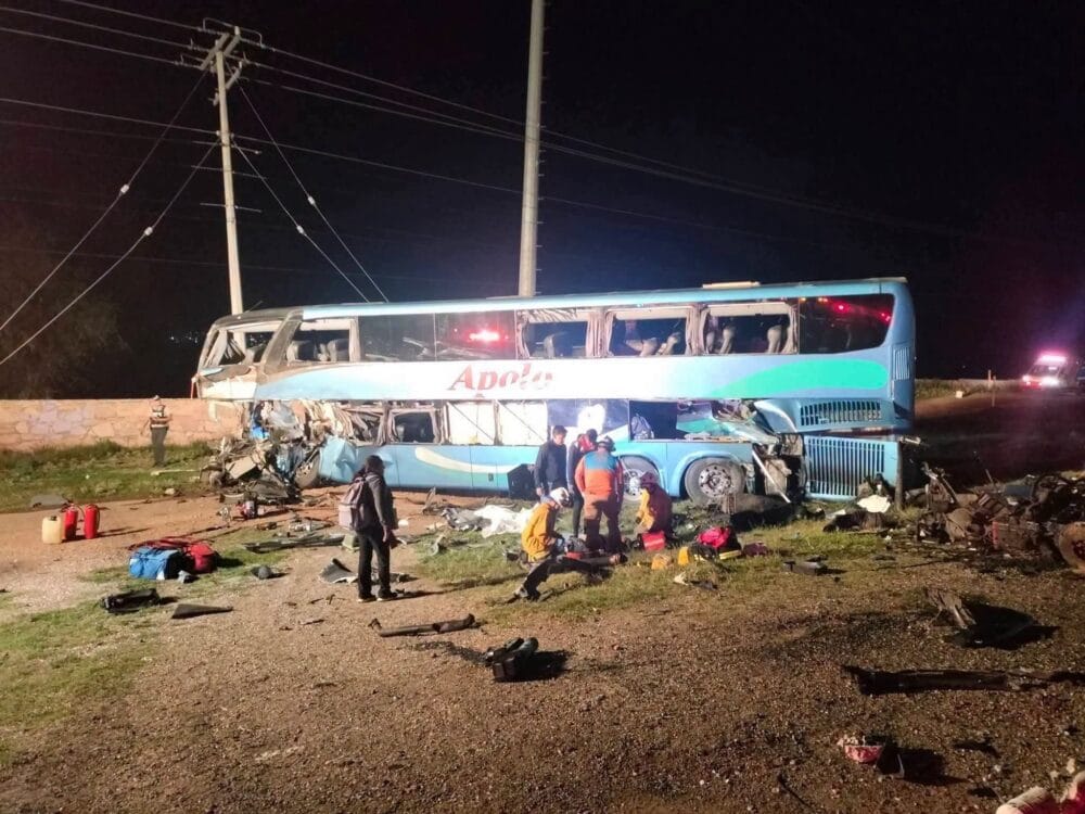 Choque entre autobús y tráiler deja 6 muertos y 12 heridos en Guanajuato