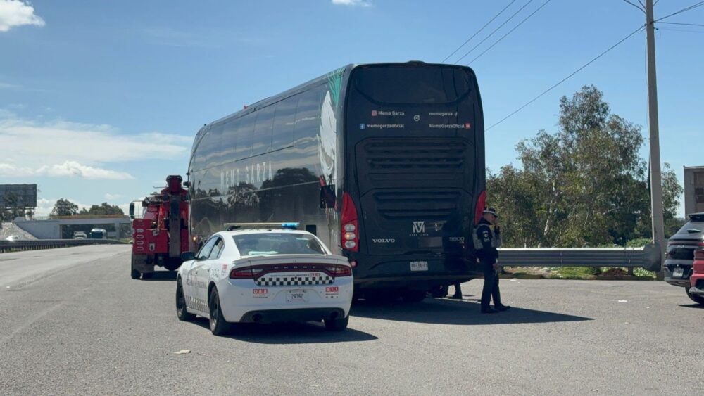 ​Balean autobús de Memo Garza, exvocalista de La Adictiva, en la México-Orizaba