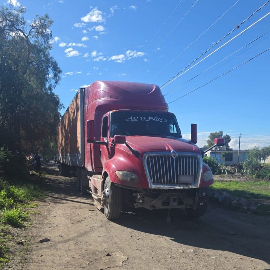 ​Policía Estatal y Guardia Nacional recuperan tractocamión robado y rescatan a chofer en Huixcolotla