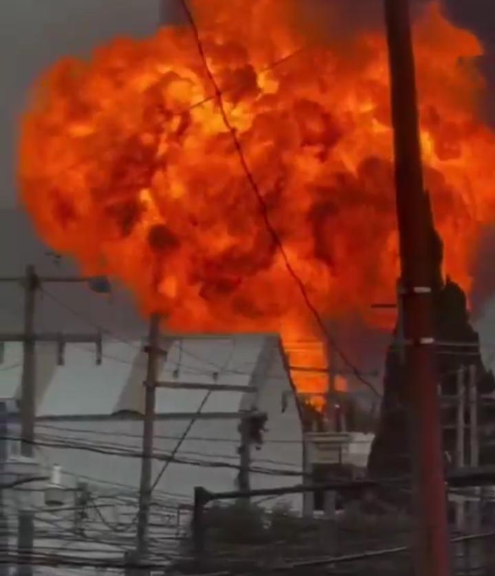 Fuerte explosión de pipa de combustible moviliza a cuerpos de emergencia en Tepeaca