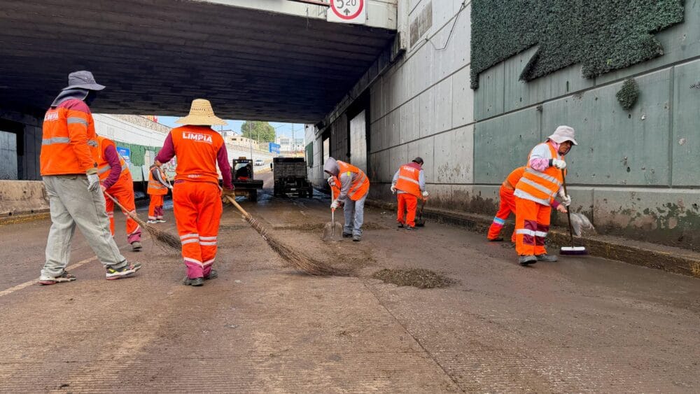 Realiza Gobierno de la Ciudad limpieza en el bajopuente de Bulevar 5 de Mayo y 2 Norte