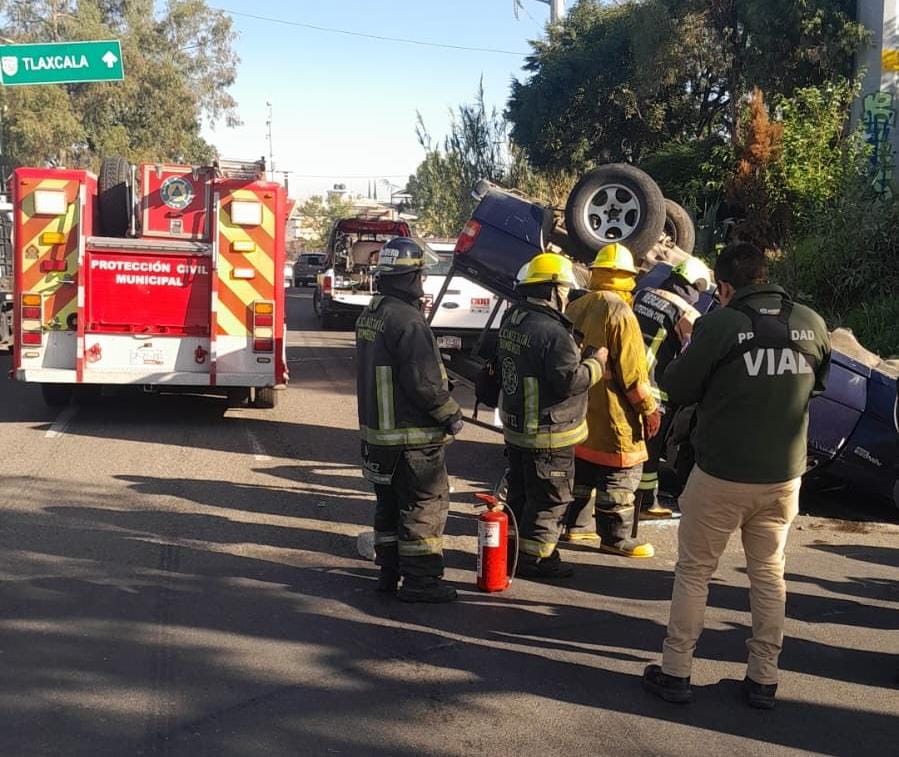 ​Volcadura de camioneta deja 4 lesionados en la México-Puebla