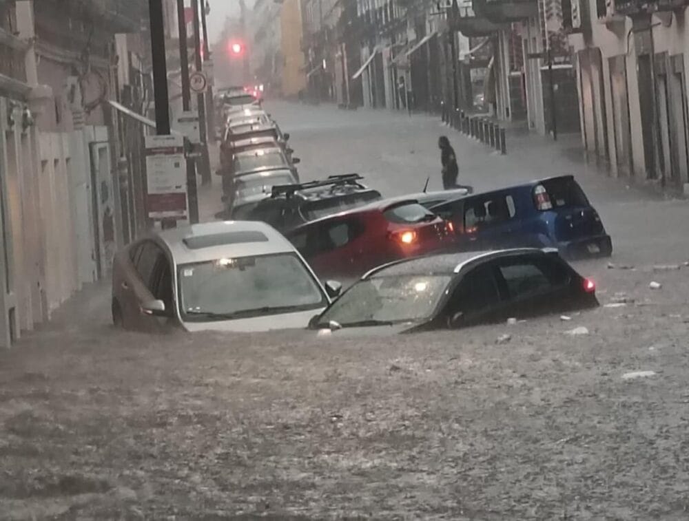 Protección Civil realiza labores de rescate en el Bulevar 5 de Mayo tras intensa lluvia