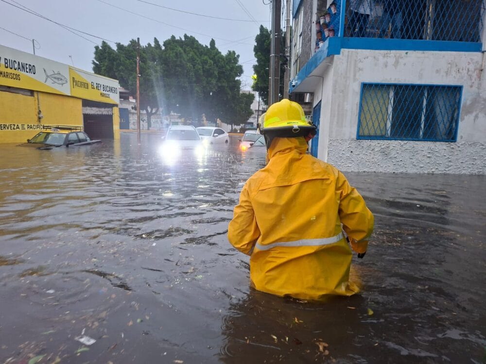 ​Rescatan a automovilistas atrapados por inundaciones en la México-Puebla