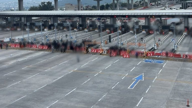 Manifestantes bloquean la caseta México-Cuernavaca y vandalizan patrullas