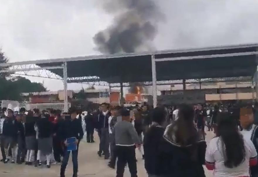 Desalojan a más de mil 700 alumnos del Centro Escolar Miguel Negrete por explosión en Tepeaca