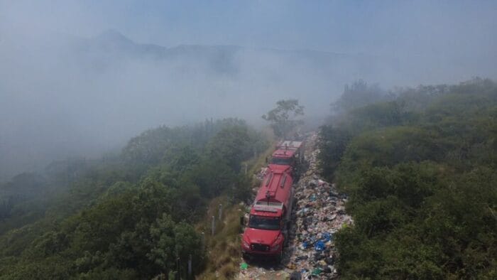 Avanza control del incendio en relleno sanitario de Acatlán