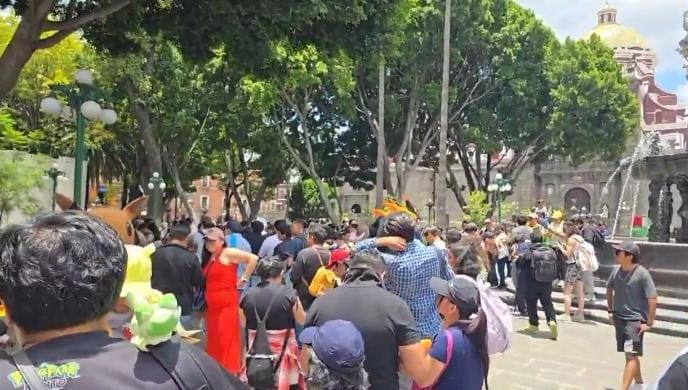 La fiebre de Pokémon GO inunda el Zócalo de Puebla y el Parque del Carmen