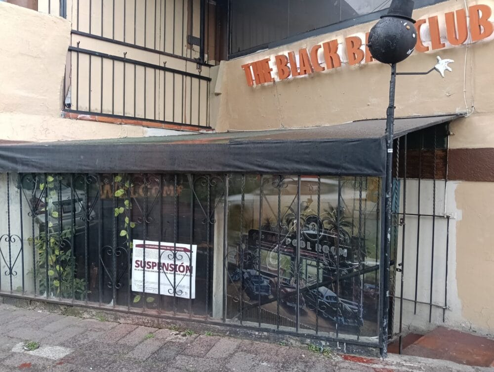Coloca Profeco sellos de suspensión en el restaurante-bar “The Black Ball Club” en Puebla