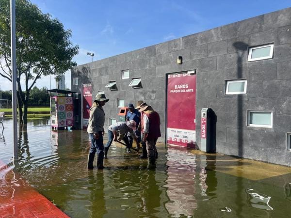 Lluvias provocan colapso de andador en el Metropolitano e inundaciones en el Parque del Arte