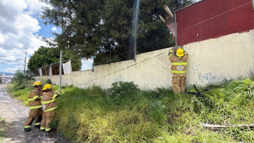 ​Protección Civil supervisa barda inclinada en primaria “Carmen Serdán Alatriste”; suspenden clases de forma preventiva