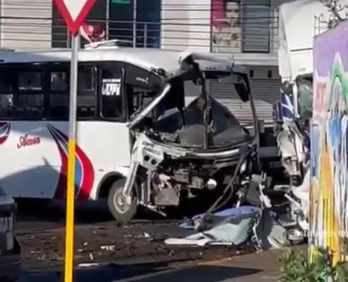 Aparatoso choque entre tráiler y autobús deja un muerto y varios heridos en la federal Puebla- Tehuacán