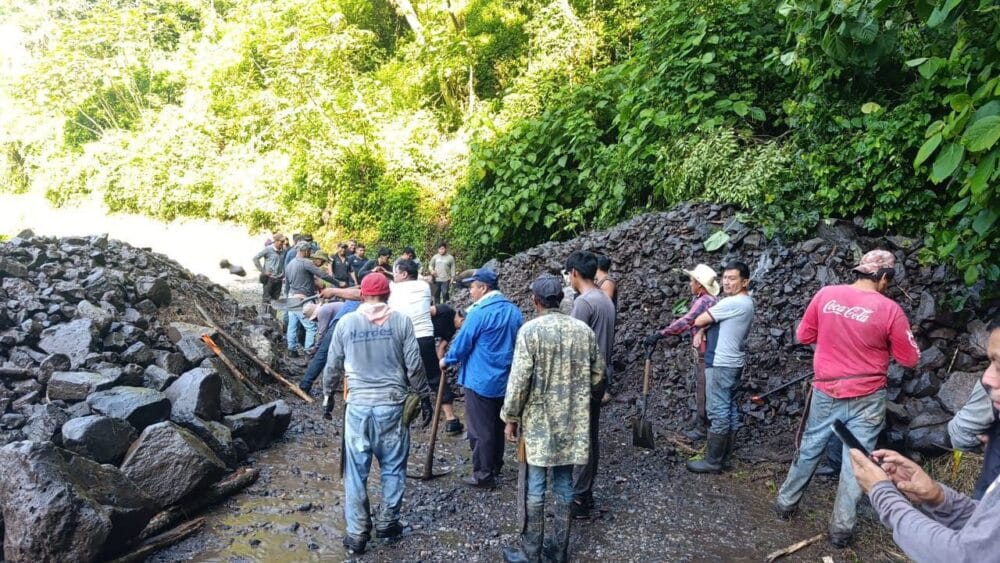 ​Atiende Protección Civil estatal deslizamiento de ladera en Zihuateutla