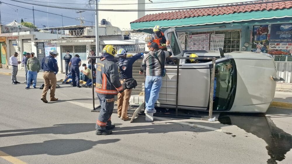 Volcadura de camioneta deja cuatro lesionados en Loma Bella