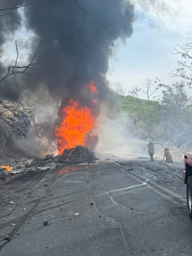 ​Tragedia en la Iguala-Cuernavaca: Explosión de pipa de combustible deja al menos 4 muertos