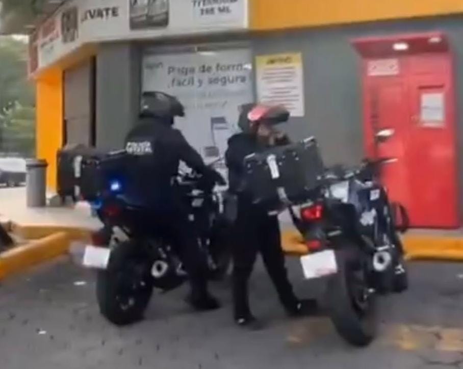 Asaltan tienda Oxxo en el bulevar Xonaca y la 24 Norte; no hay detenidos