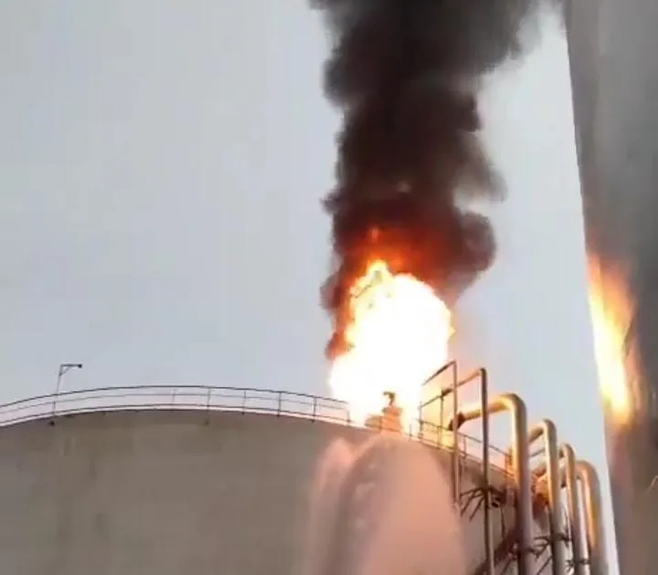 ​Tormenta eléctrica provoca incendio en la Terminal Pajaritos de Pemex en Coatzacoalcos