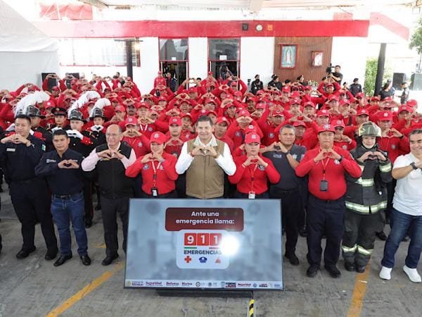 Con vivienda y equipamiento, Gobierno Estatal reconoce entrega heroica de bomberos