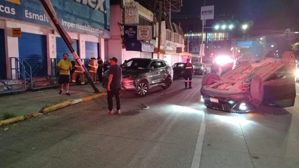 ​Camioneta vuelca y derriba poste en el Bulevar 5 de Mayo; el conductor resultó ileso