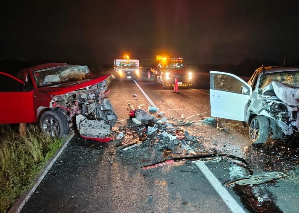 Dos muertos y varios heridos deja choque en la autopista Siglo XXI