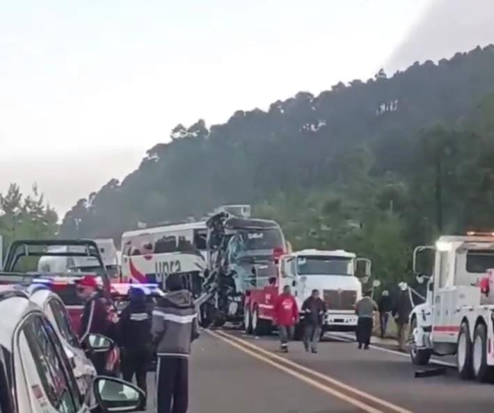 ​Aparatoso choque entre tráiler y autobús deja cerca de 20 heridos en la Tlaxco–Tejocotal