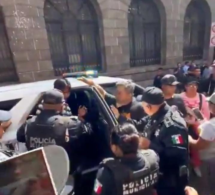 Operativo contra ambulantaje en el Centro Histórico deriva en enfrentamientos y cierres viales