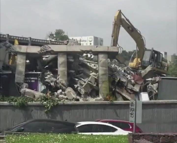 ​Cae parte de edificio en demolición sobre carril lateral de Viaducto Miguel Alemán en CDMX