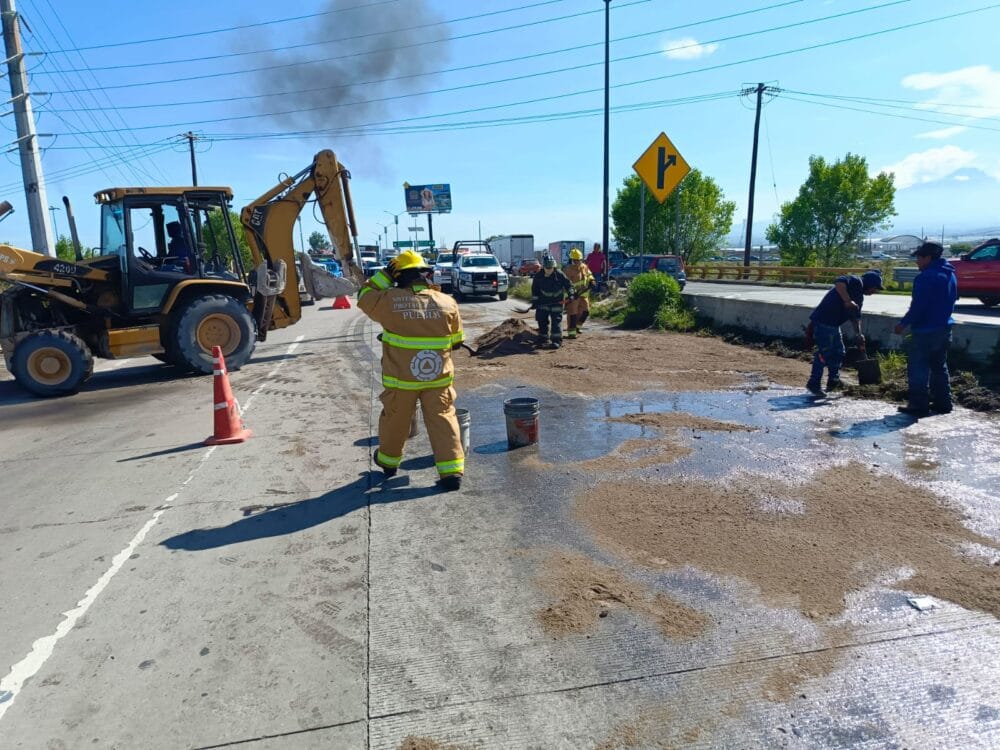 ​Protección Civil atiende derrame de aceite tras accidente en el Periférico Ecológico