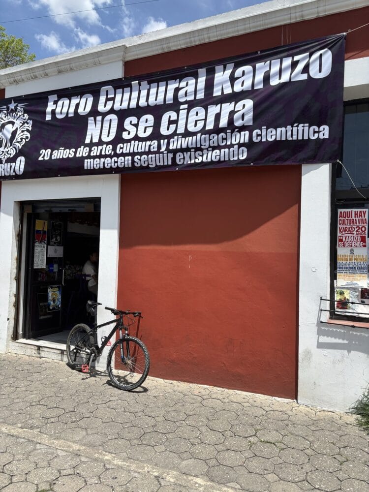 Mesa de trabajo entre el Ayuntamiento de Puebla y el Foro Cultural Karuzo tras movilizaciones comunitarias