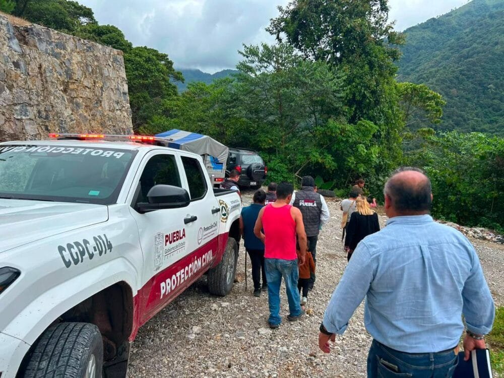 Atiende Protección Civil Estatal riesgo por deslizamientos en Ahuacatlán