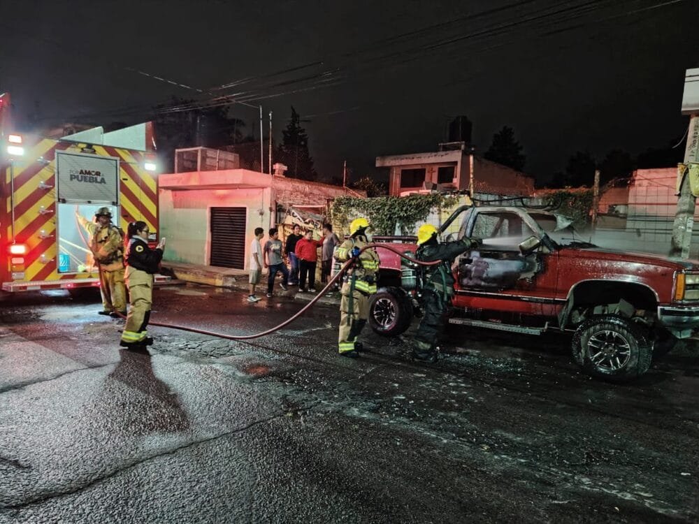 Protección Civil Estatal sofoca incendio de vehículo en San Pedro Cholula
