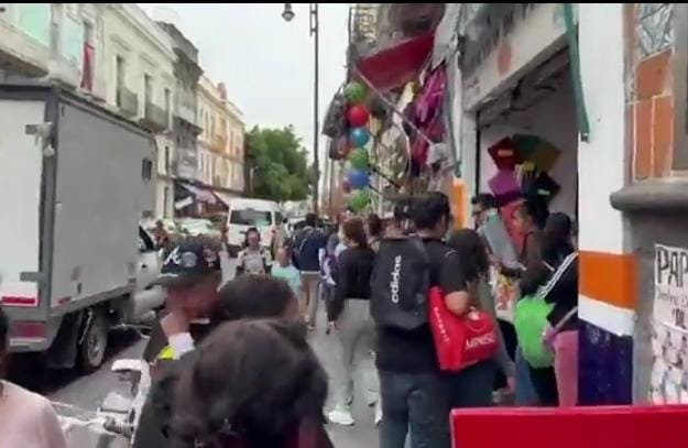 Papelerías del Centro Histórico de Puebla lucen abarrotadas por compras de último momento