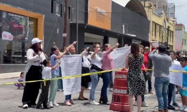​Padres de familia se manifiestan contra el posible cierre de la Academia Militarizada Ignacio Zaragoza