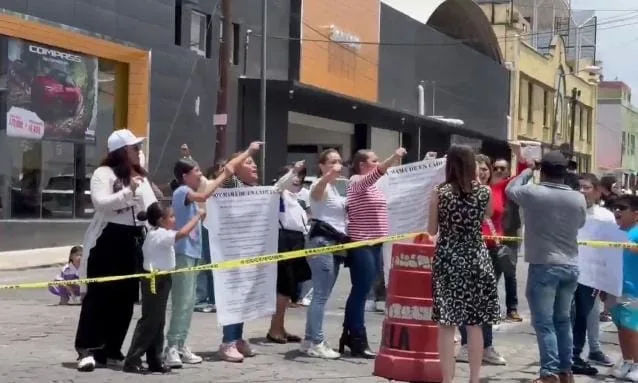 ​Padres de familia se manifiestan contra el posible cierre de la Academia Militarizada Ignacio Zaragoza