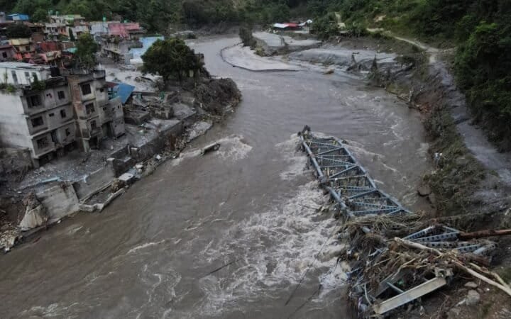 Nepal eleva a 675 los muertos por las devastadoras inundaciones y busca a miles de desaparecidos