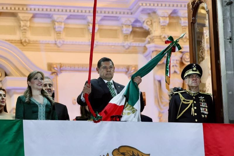 ¡Vivan las madres y familias buscadoras!, reconoce Armenta a activistas en Grito de Independencia 