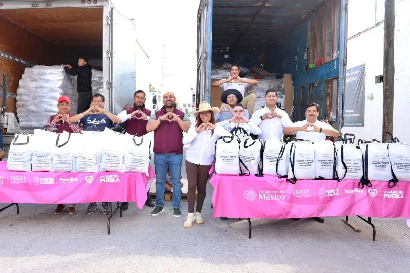 SEDIF entrega canastas alimentarias a familias vulnerables de Puebla capital 