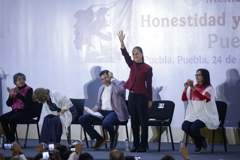 Desde Puebla, Claudia Sheinbaum anuncia construcción de 812 consultorios y fábrica de baterías del auto Olinia