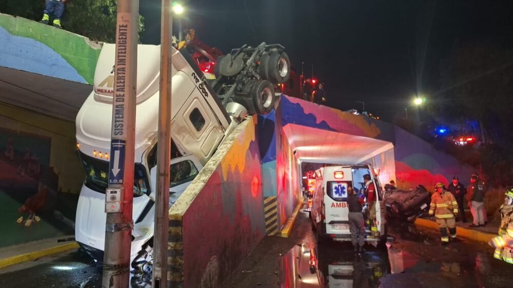 Tráiler cae de puente en Periférico Ecológico a la altura de la UVM; hay tres heridos