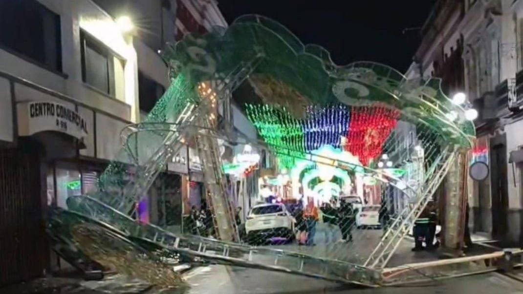 Detienen a mujer tras chocar y derribar arco ornamental en Puebla