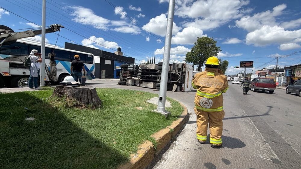 ​Choque entre autobús y camión de CFE provoca volcadura en San Felipe Hueyotlipan