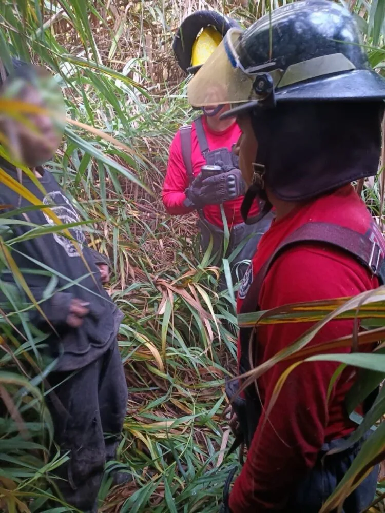 Coordinación policial y bomberos rescatan a joven atrapado a orillas del río Atoyac
