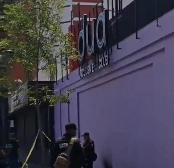 Movilización policiaca en la Avenida Juárez por incendio al exterior del bar Dua