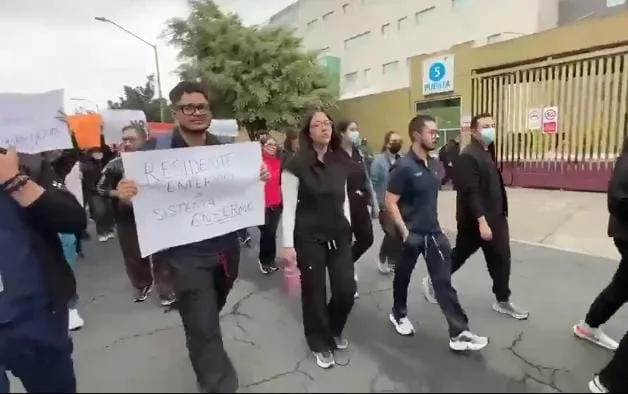 Médicos residentes del Hospital General de México protestan tras brote de salmonela