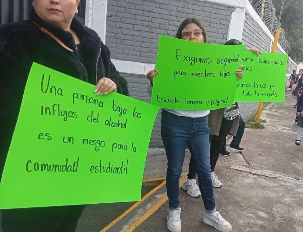 Tras protesta de padres, SEP separa del cargo a intendente en Santiago Momoxpan