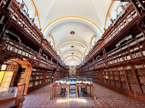 La Biblioteca Palafoxiana celebra 380 años de ser memoria viva de Puebla