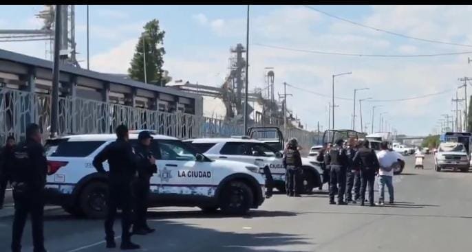 Riña dentro del Mercado Hidalgo termina a balazos; hay dos lesionados